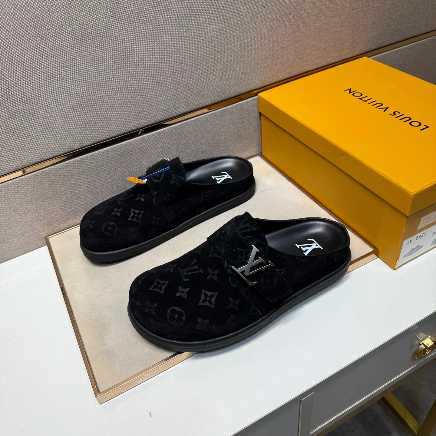 Men's men's shoes 💰pp540 [LV～] Men's casual half slippers 2025z cabinet sales simultaneously 🔶Size: 39-44 #️⃣ 🔷4 colors🔜The upper is made of multi-material splicing ➕Genuine leather lining, comfortable and breathable, sole: original comfortable and wear-resistant outsole, ⚠️Real thing📱Photographed🎬The real thing is better📢📢📢